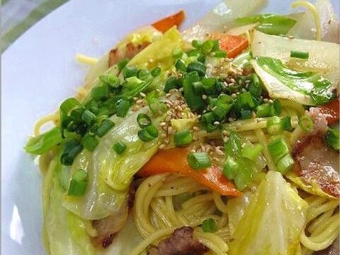 キャベツ、たまねぎ、豚肉の”塩焼きそば”